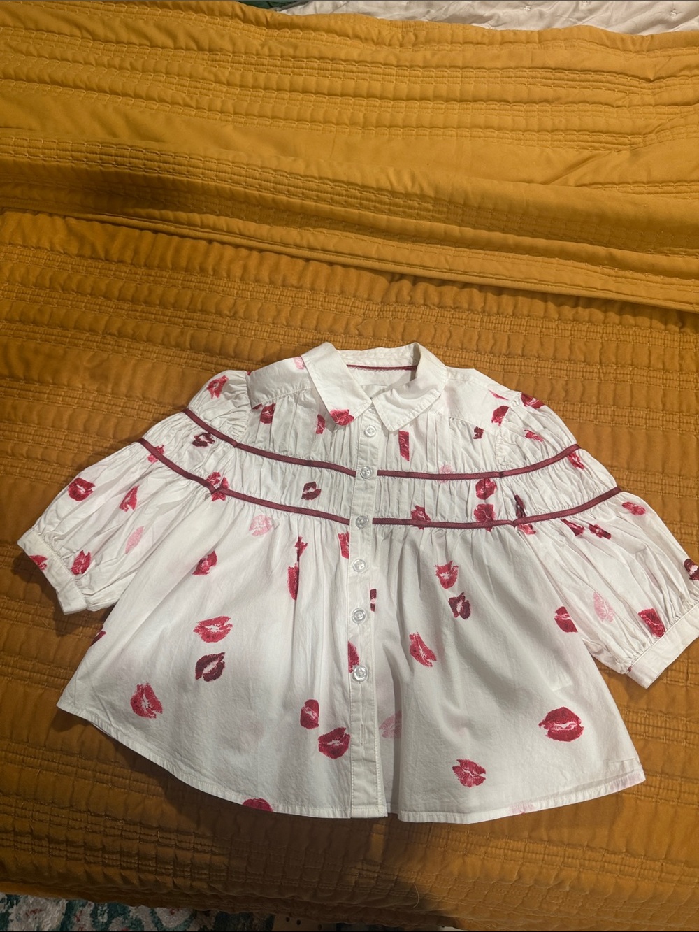 Womens Maeve size Sml - White Swing Blouse with Pink & Red Lip Print